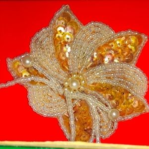 NEW IN BOX VTG 1990 AVON BLOSSOM PIN White & Gold Sequin Blossom Pin